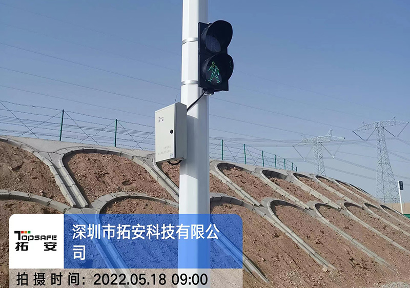 甘肅省酒泉市太陽能國風(fēng)款LED交通信號(hào)燈
