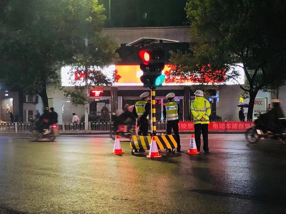 年底眾多車(chē)輛回流，很多未安裝信號(hào)燈路口癱瘓，太陽(yáng)能移動(dòng)紅綠燈-最佳的選擇！助力交通安全暢通。